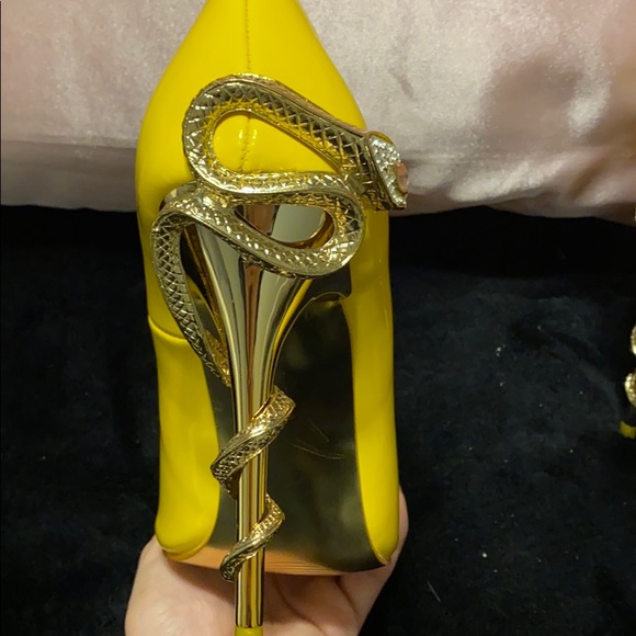 Cute yellow high heels with golden accessory - Picture 3 of 4